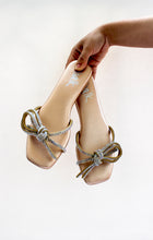 Load image into Gallery viewer, Akio Rose Bow Sliders