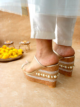 Load image into Gallery viewer, Daffodil wedge