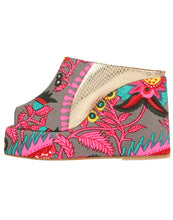 Load image into Gallery viewer, Grey Garden